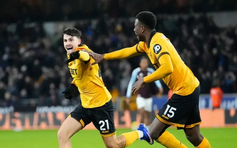 واقعة غريبة تدفع حكماً لإيقاف مباراة في الدوري الإنجليزي الممتاز بشكل مؤقت